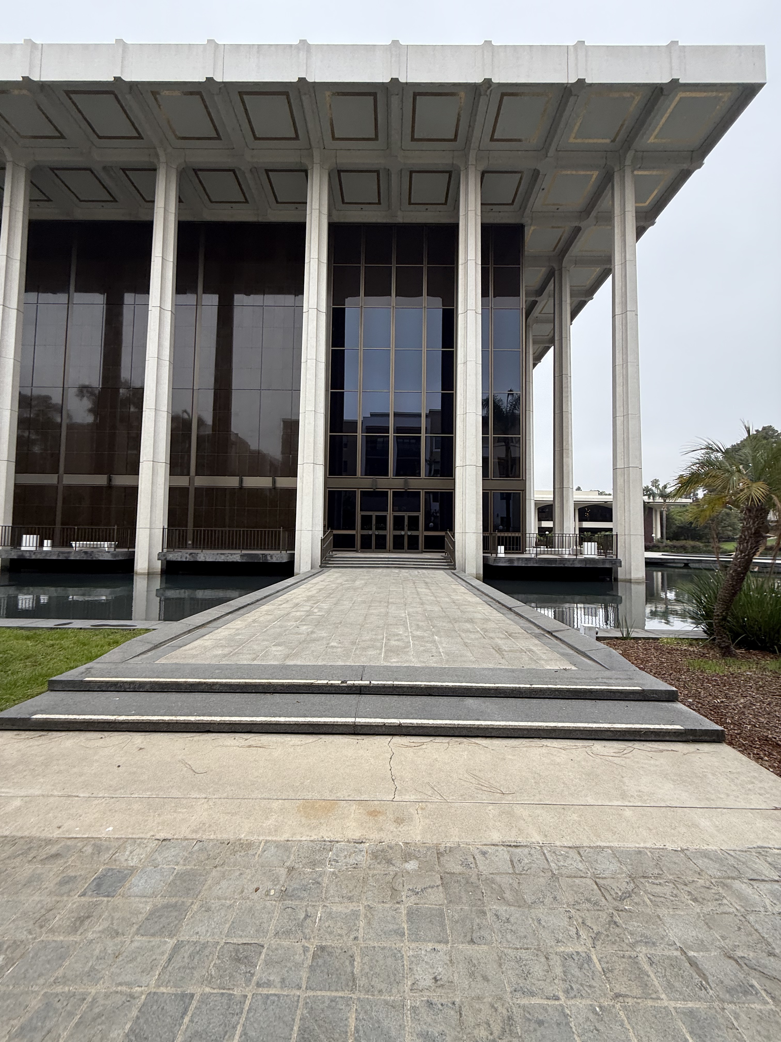 Ambassador Auditorium, Daniel Mann Johnson & Mendenhall, 1972–1974, Pasadena (view 2 of 3)