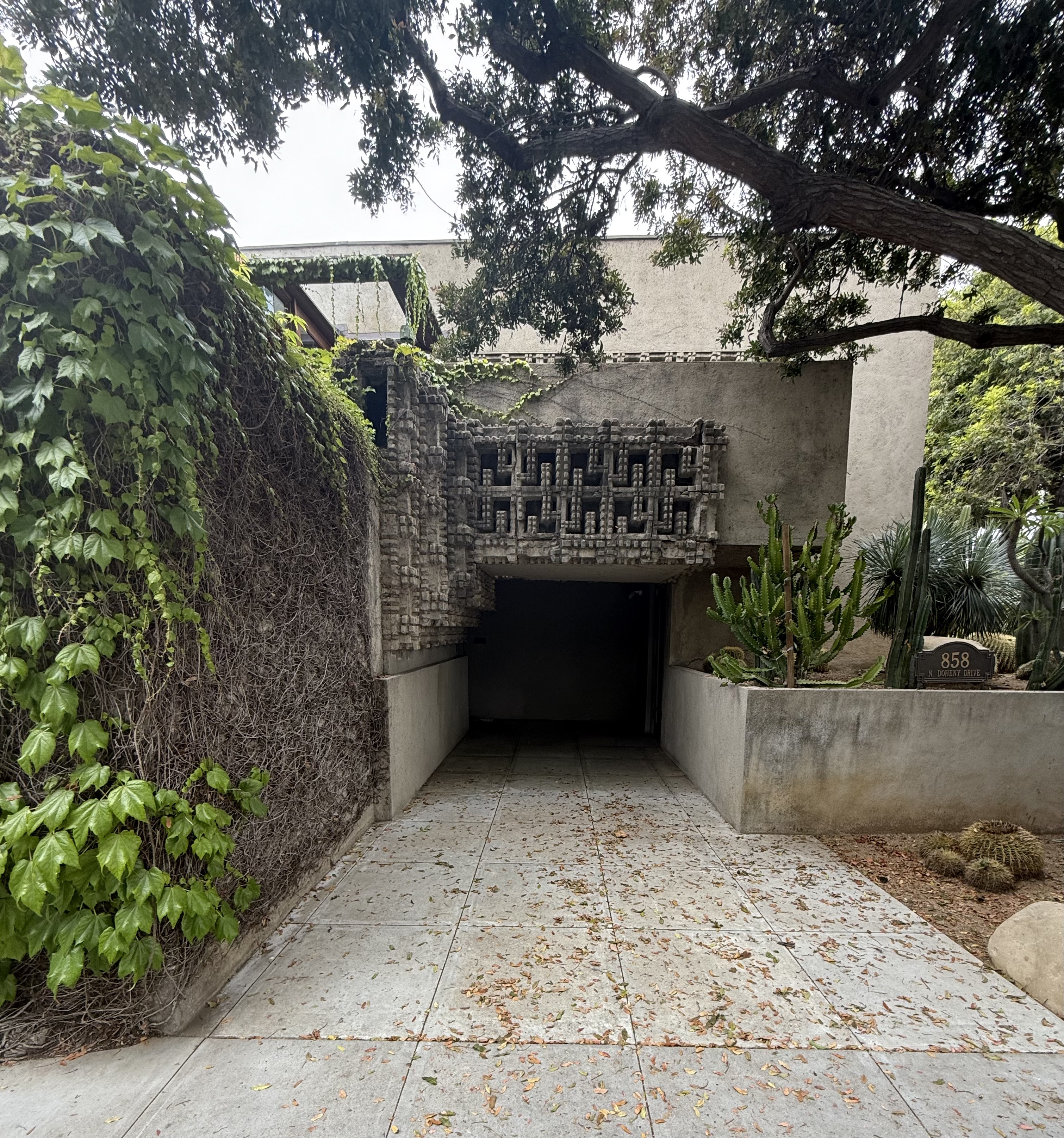Lloyd Wright Studio, Lloyd Wright, 1927, West Hollywood (view 2 of 4)
